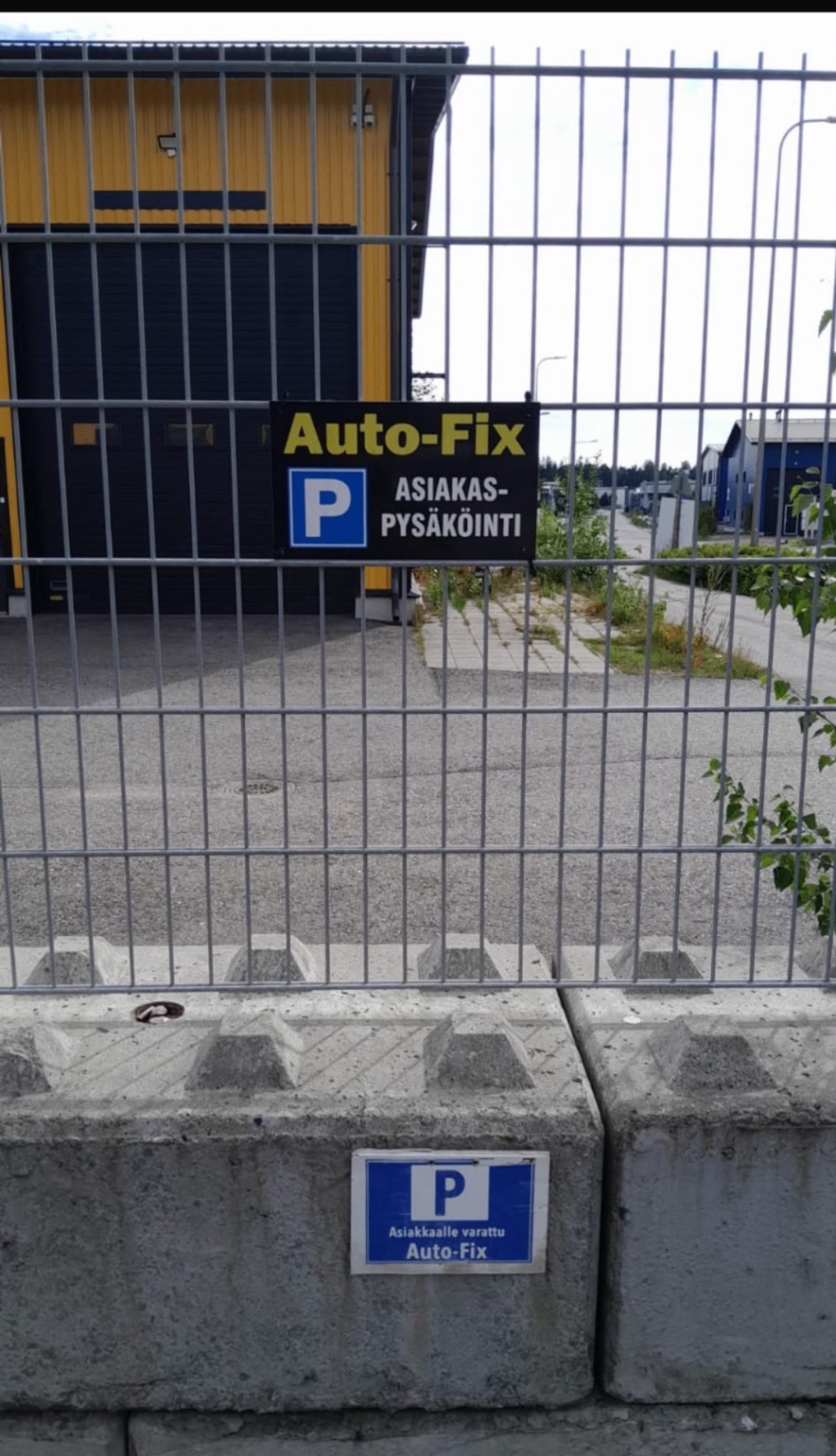 CarAutoFix asiakaspysäköinnin kyltti korjaamon edessä Kivikonlaidalla