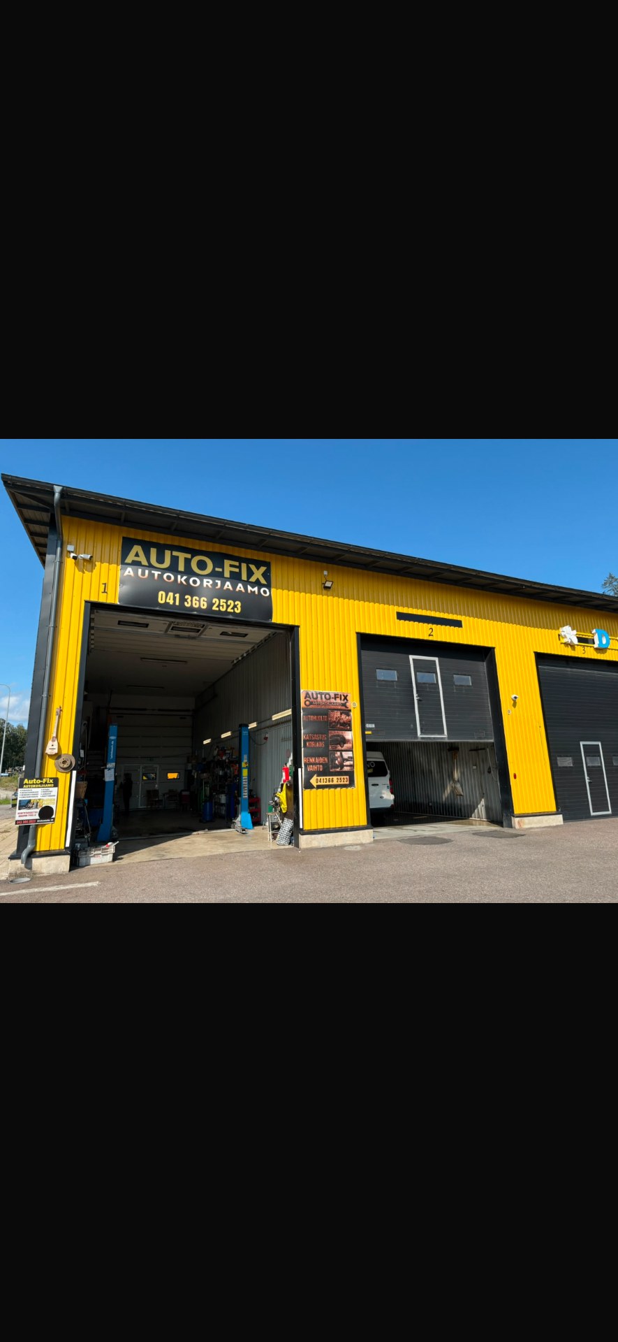 CarAutoFix autokorjaamon keltainen halli ja kolme nosto-ovea Kivikonlaidalla
