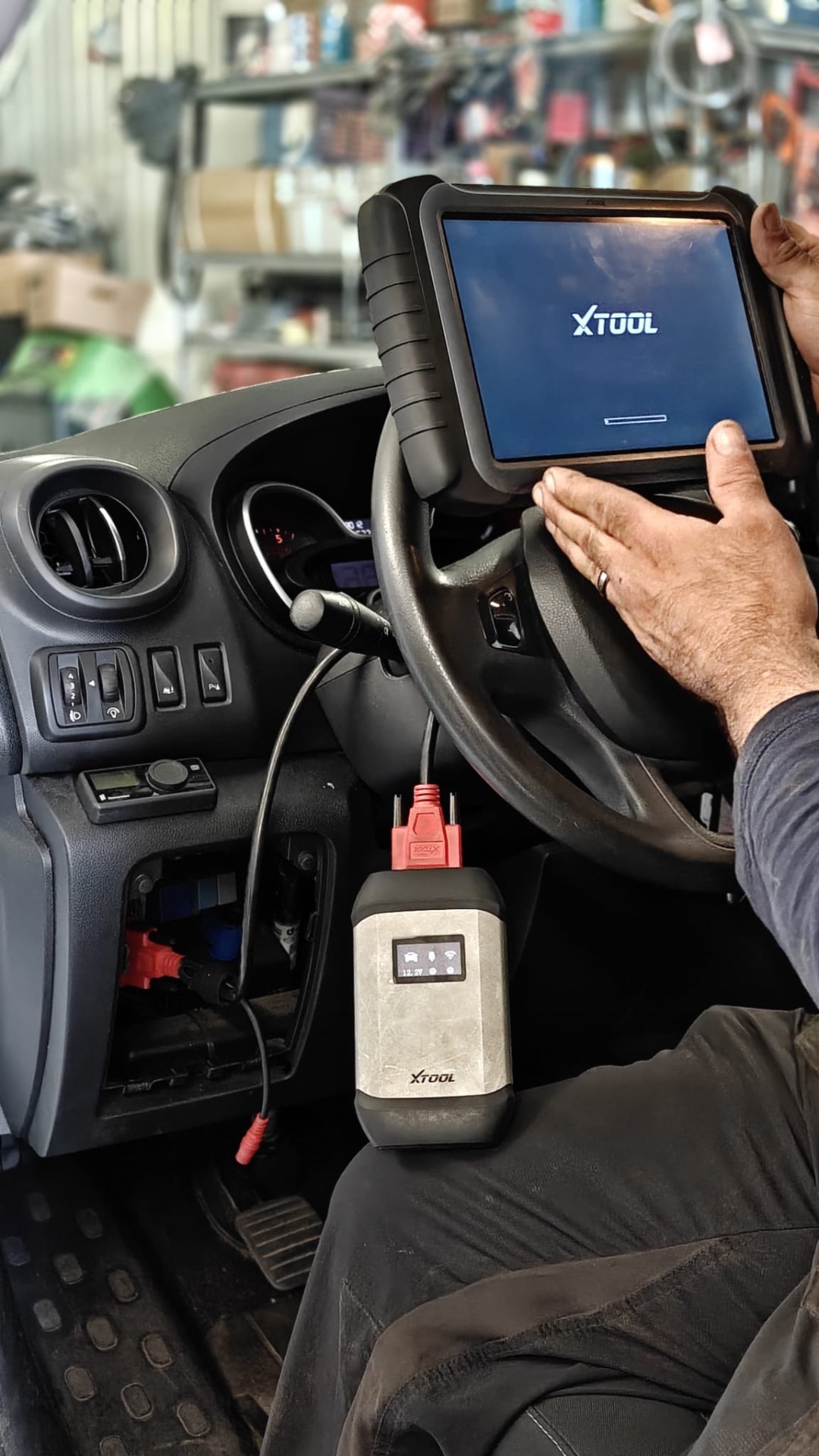 XTOOL-diagnostiikkalaite kytkettynä auton OBD-liitäntään
